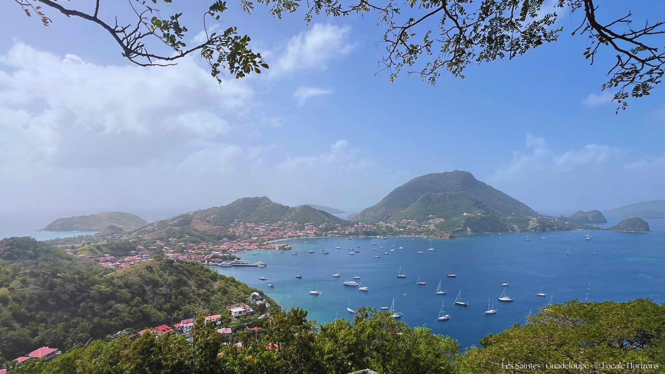 Vue depuis le fort Napoléon sur la baie de Terre de Haut, Les Saintes en Guadeloupe Les Saintes terre de haut guadeloupe toit rouge