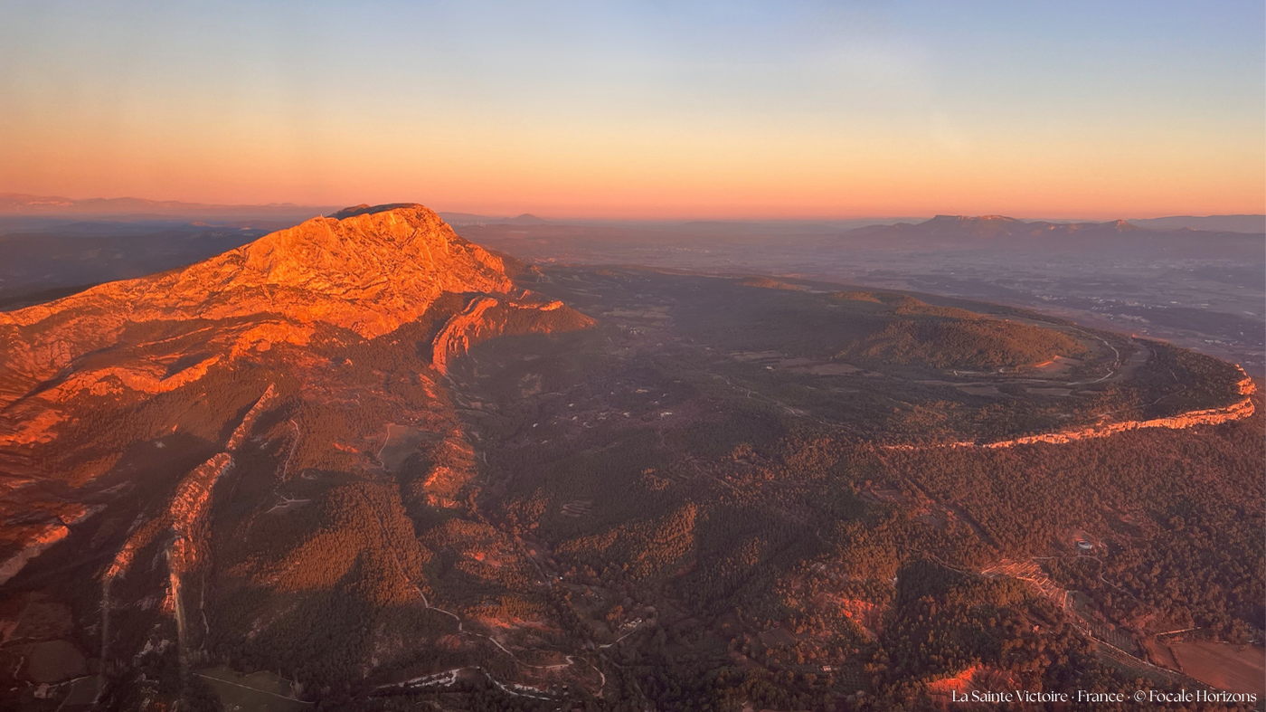 Coucher de soleil sur la Sainte-Victoire en France, vue du ciel coucher de soleil ULM montagne provence Sainte-Victoire